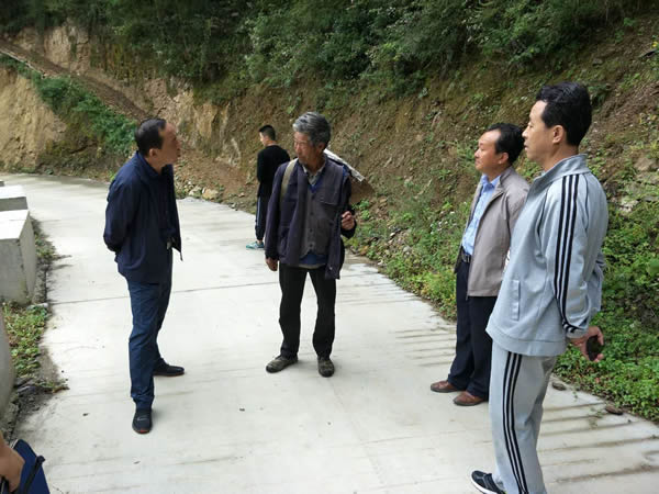 隴運(yùn)集團(tuán)公司黨委書記、董事長李寅祥同志深入琵琶鎮(zhèn)寧強(qiáng)村開展幫扶工作
