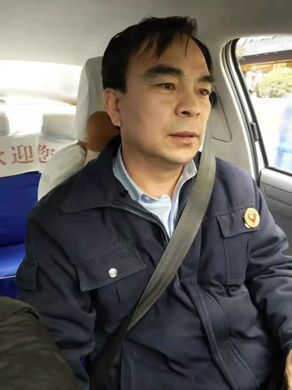 【拾金不昧】為隴運(yùn)集團(tuán)潤祥出租車公司駕駛員“王劉德”點(diǎn)贊??！