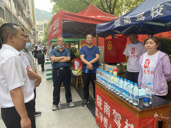 “愛心送考、奉獻社會”---隴運集團在行動